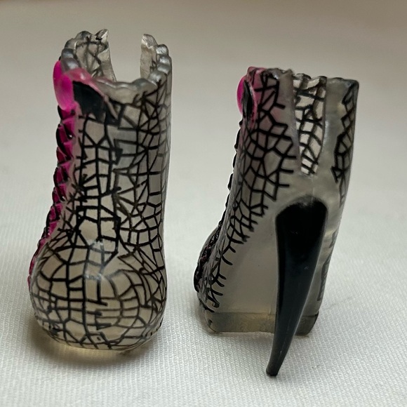 Draculaura’s Black and Pink High Heel Boots for Ghouls Rule Monster High Doll - Picture 3 of 6